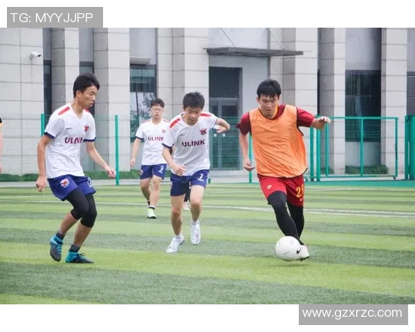 球星炫酷球鞋点燃绿茵赛场展现速度力量与时尚风采